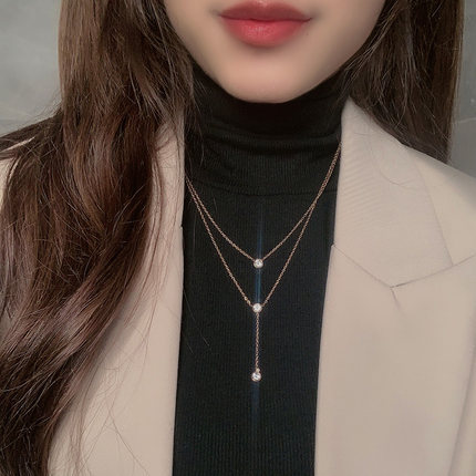 Vòng cổ hai lớp bằng thép titan mạ vàng 18K phối mặt đá kim cương