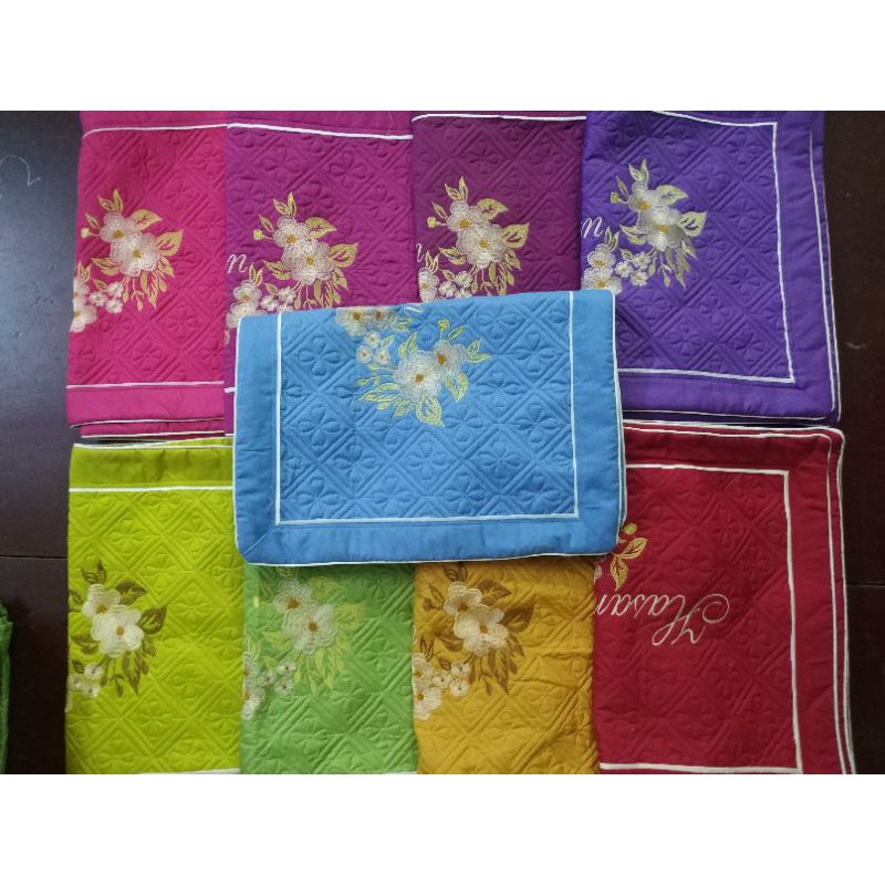 Vỏ gối satin thêu