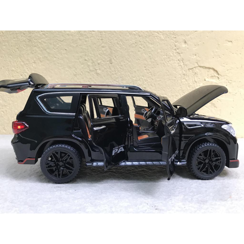 Mô hình xe Ô tô NISSAN PATROL 1:24