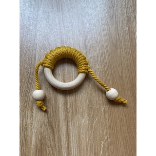 Đồ chơi Montessori hỗ trợ kỹ năng cầm nắm cho bé con
