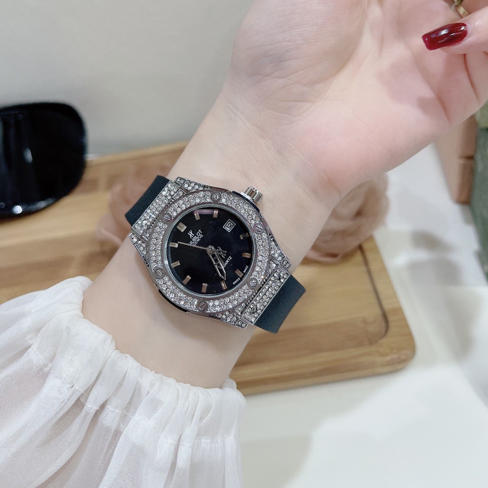 Đồng hồ nữ Hublot mặt tròn đính viền đá dây cao su thơm vani cao cấp DHN601 - Shop6906 | BigBuy360 - bigbuy360.vn