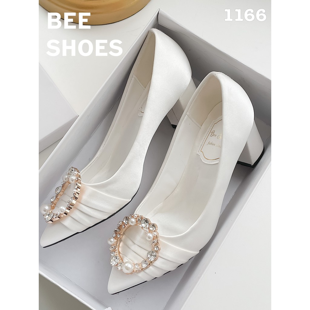 BEESHOES - GIÀY CAO GÓT NỮ MŨI NHỌN HỌA TIẾT ĐÁ TRÒN NGỌC - GIÀY CAO GÓT NỮ GÓT VUÔNG CAO 5 PHÂN SẴN MÀU TRẮNG 201166