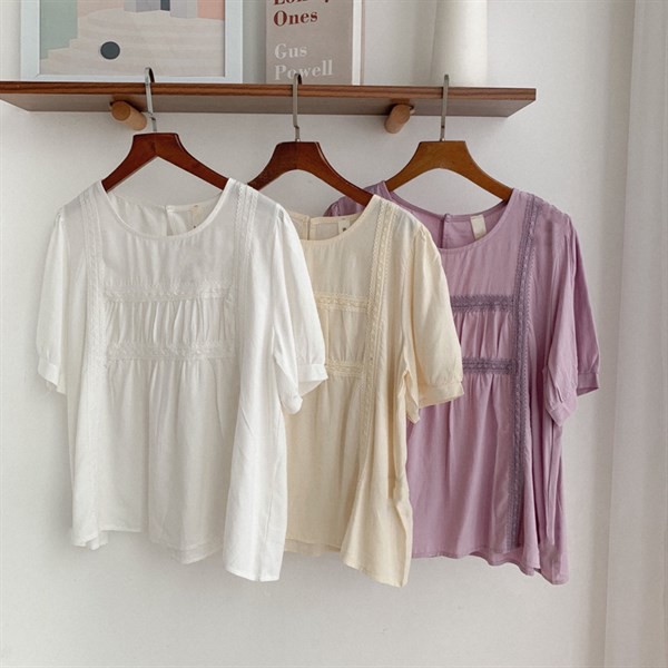 Áo blouse cổ tròn ren thêu chữ H 2 gạch ngang 9475 (3m)
