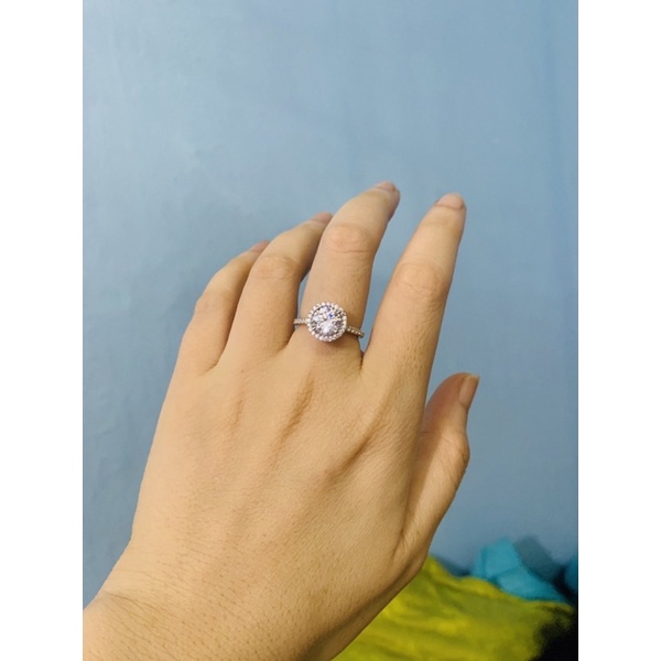 Nhẫn bạc phủ vàng trắng viền hàng đá nhỏ ôm 1 viên 6-7ly ngoài sáng đẹp hơn hình