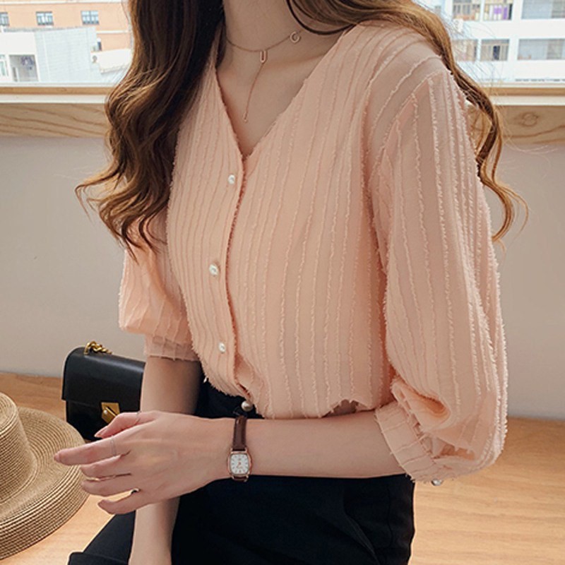 Áo kiểu tay ống loe thiết kế cổ chữ V nữ tính | BigBuy360 - bigbuy360.vn