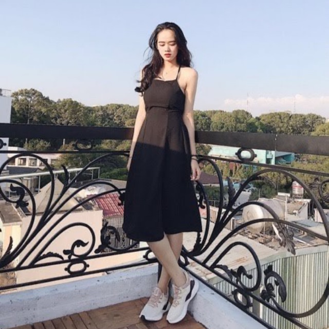 Đầm xoè đen chéo lưng