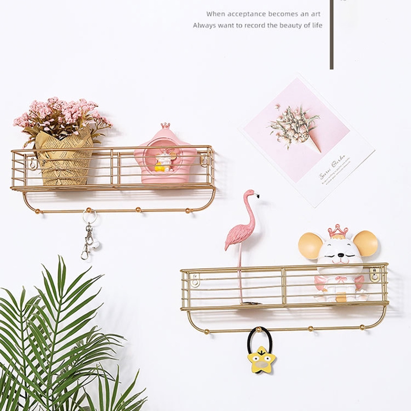 Kệ sắt gắn tường kèm móc treo đỡ vật dụng tiện lợi cho phòng bếp phòng tắm