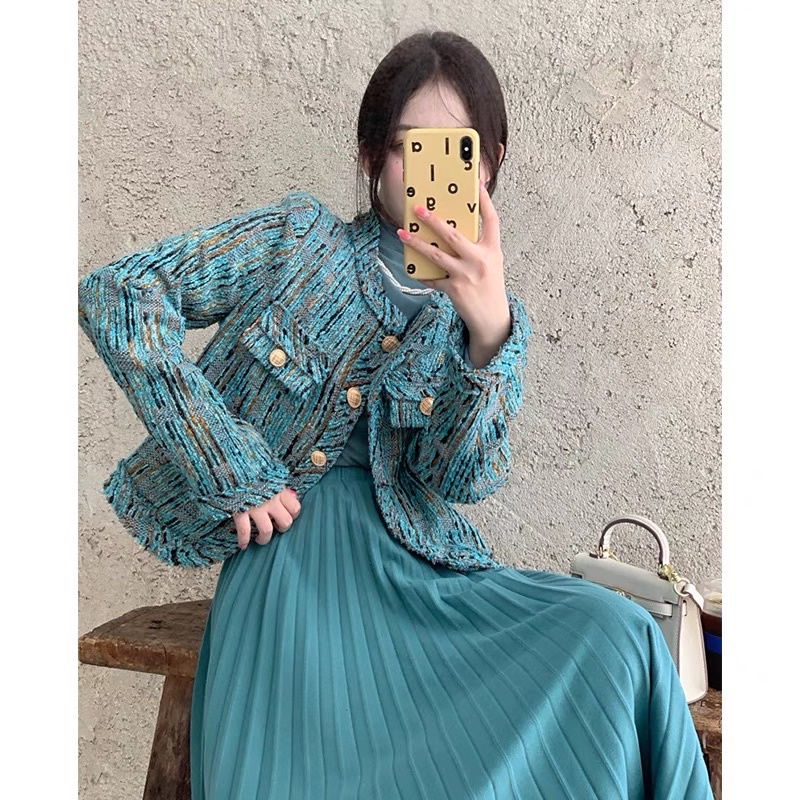 Khoác + Áo thun dài tay+ Chân váy xếp ly