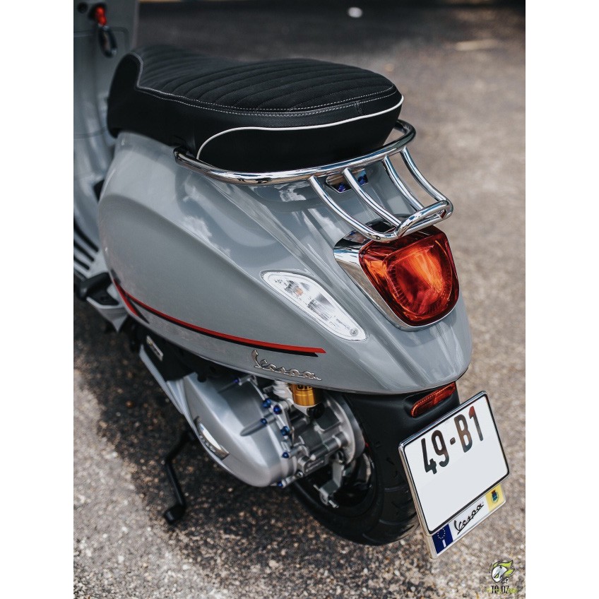 Đế biển số Vespa