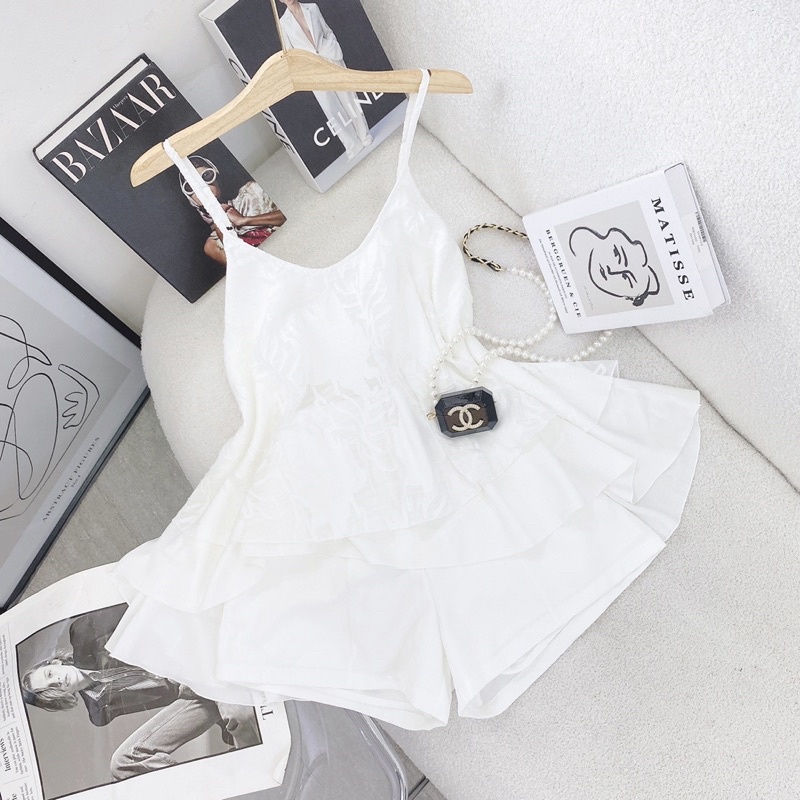 SET ÁO TRẮNG RŨ TẦNG 2 DÂY HOA NỔI + QUẦN SHORT TRẮNG