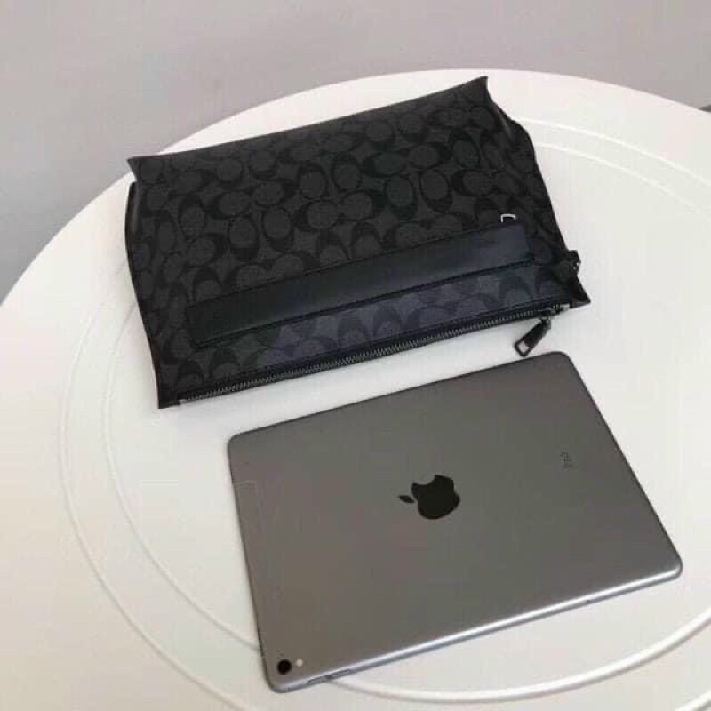 Clutch Coach Carryall Pouch | BigBuy360 - bigbuy360.vn