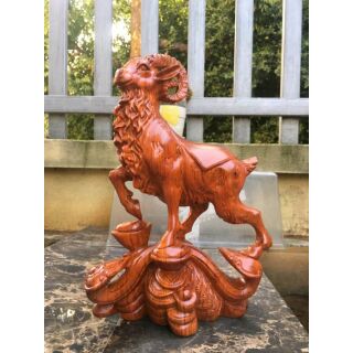 Tượng con dê gỗ hương cao 30