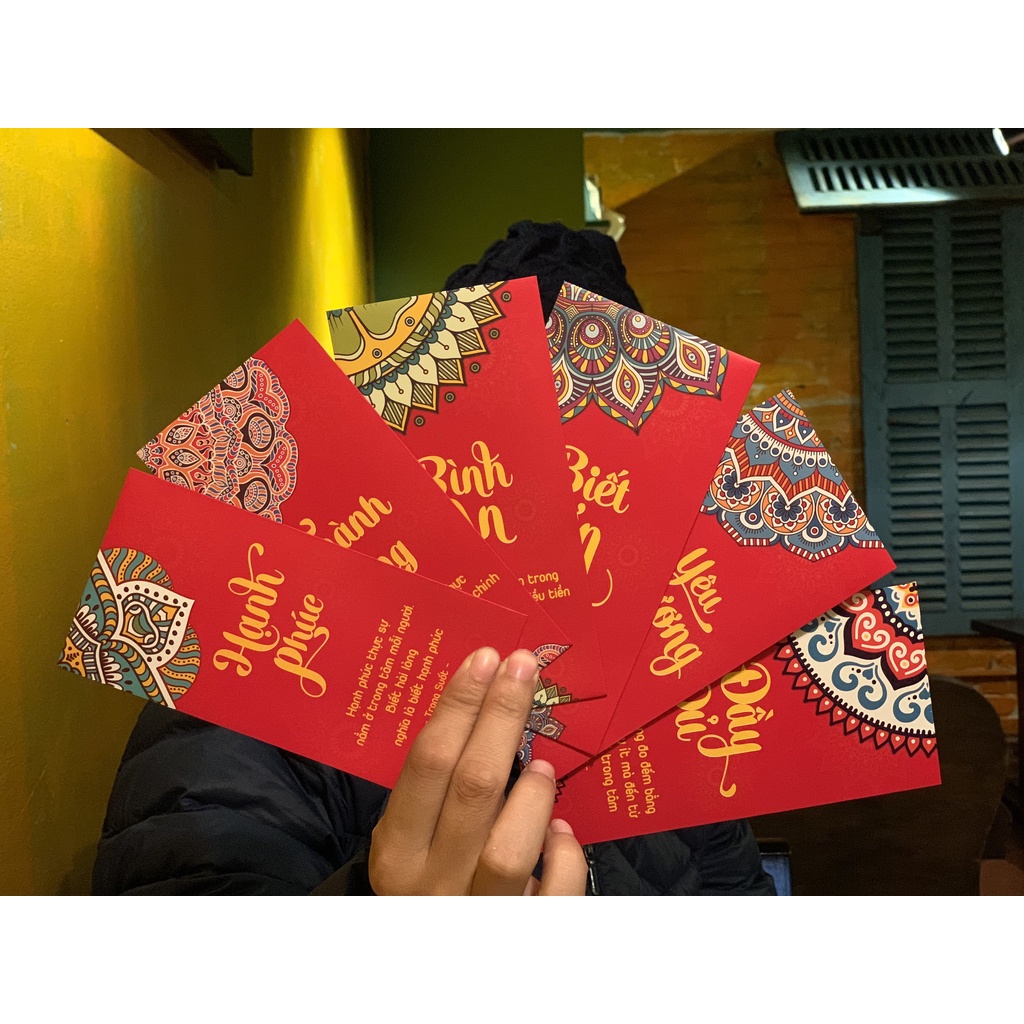 BỘ/set 12 LÌ LÌ XÌ MANDALA MÀU ĐỎ VỚI 12 THÔNG ĐIỆP YÊU THƯƠNG - TRÍ TUỆ - BÌNH AN - HẠNH PHÚC. LÌ XÌ TRONG SUỐT 2022
