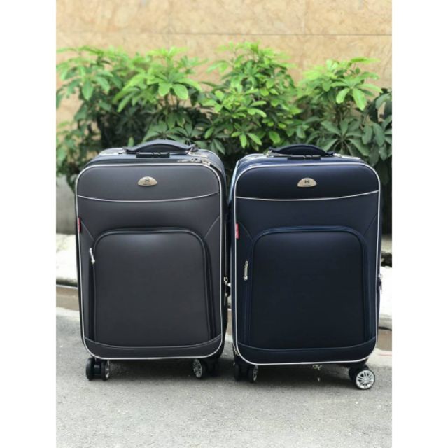 Vali vải combo size (24+ 28 )chính hãng Hùng Phát. Bảo hành 3 năm. Có tem BH chính hãng của công ty đi kèm vali