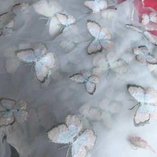 Voan kính thêu + lưới thêu.