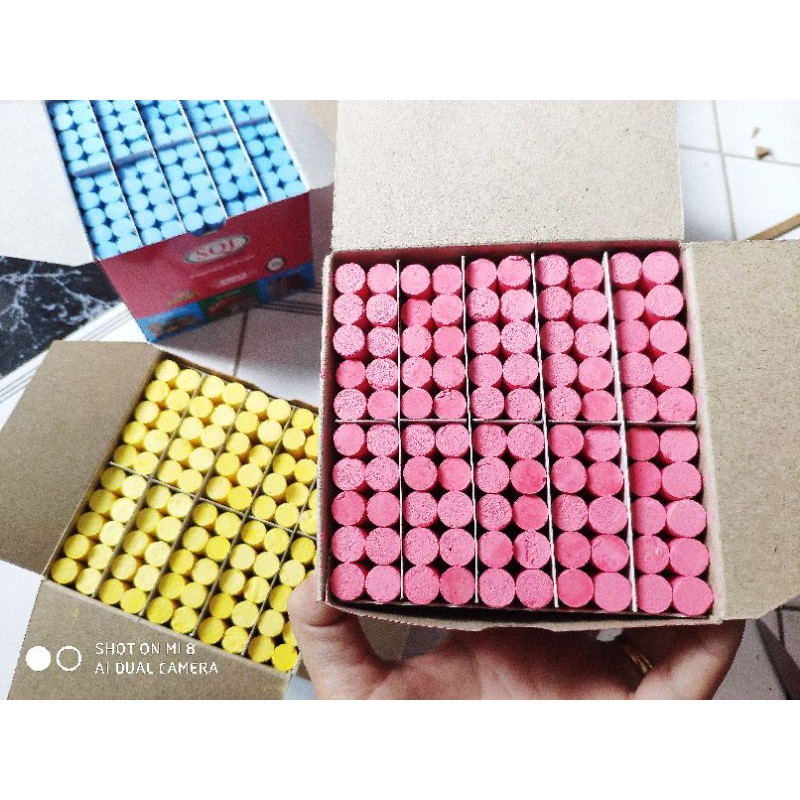 Phấn viết bảng ít bụi hộp nguyên màu như hình .hộp 100 viên