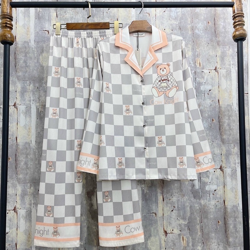 bộ ngủ mặc nhà pijama lụa xước cao cấp Quảng Châu tay dài gấu ô vuông