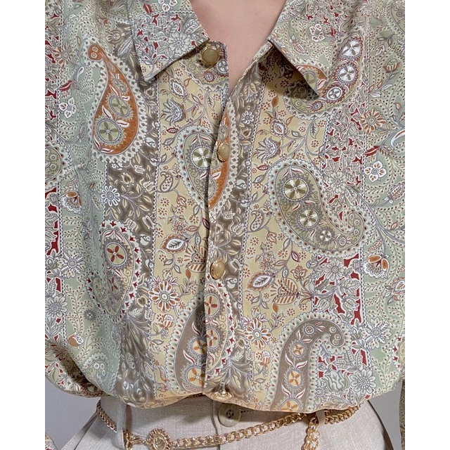 Sơ mi vintage màu xanh bơ hoạ tiết