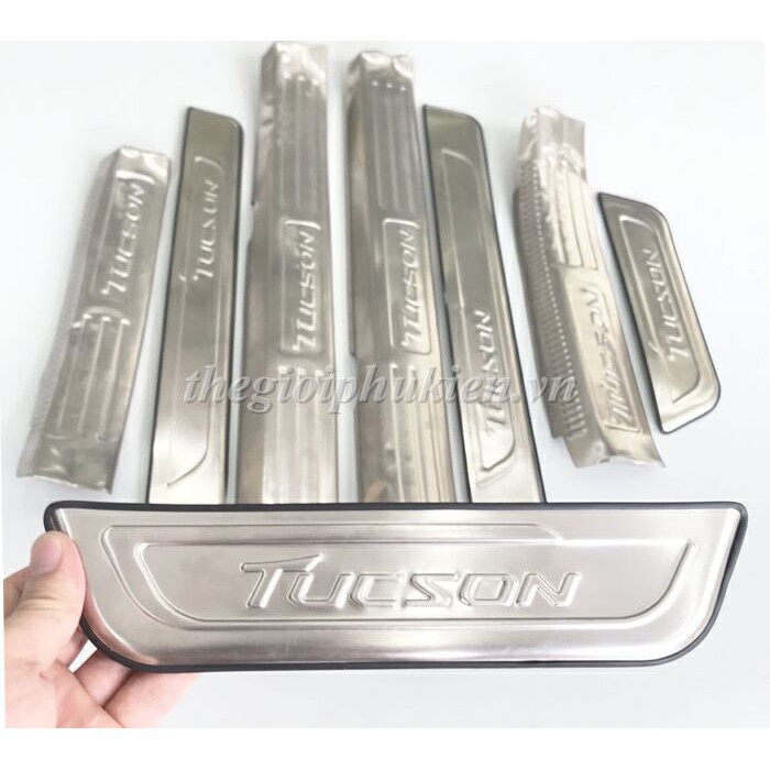 Ốp bậc của Huyndai Tucson 2016- 2020 -Bộ 8 miếng inox trong ngoài  +Tặng 2 cuộn 3M 2,5 cm*3 mét