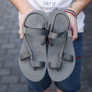 Giày sandal xỏ ngón chống trượt thích hợp khi đi biển