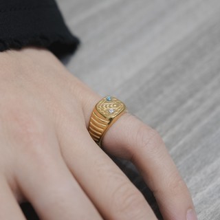 Nhẫn vàng mặt vuông đính đá