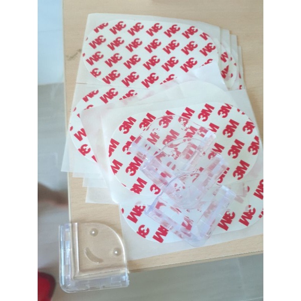 Combo 4 miếng bịt góc bàn silicon dạng vuông an toàn kèm băng keo 2 mặt giúp bám chắc vào góc bàn; cạnh giường.