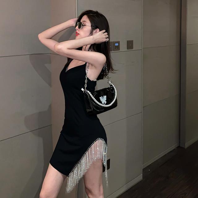 Đầm Hai Dây Cổ Chữ V Xẻ Tà Màu Đen Đính Đá Lấp Lánh Phong Cách Thời Trang Quyến Rũ Cho Nữ