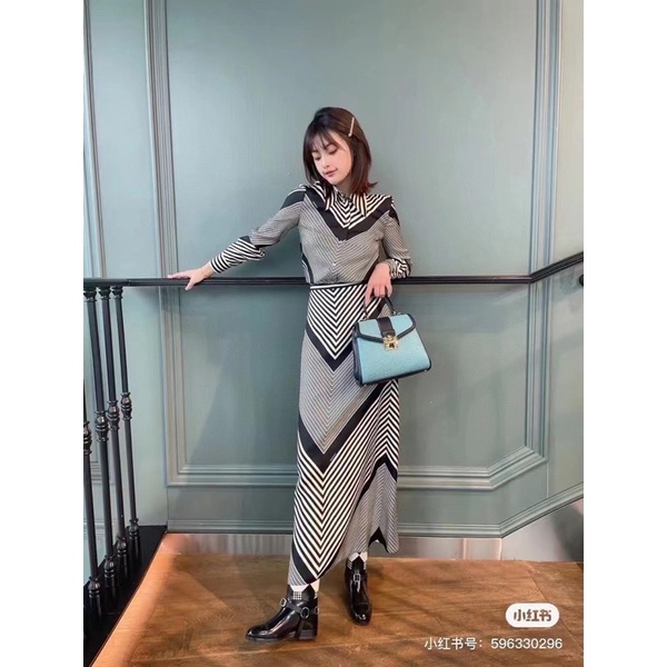 Set trang phục nữ gồm áo sơ mi và chân váy dáng xoè họa tiết kẻ mũi tên thương hiệu Gucci GC cao cấp