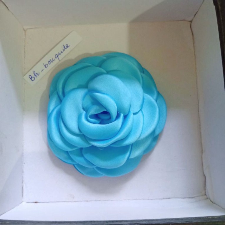 Tag cài áo hoa bằng vải lụa có ghim cài ở sau Bh