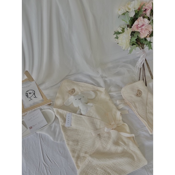 Khăn ủ choàng thêu gấu Muslin mềm em bé nanci room