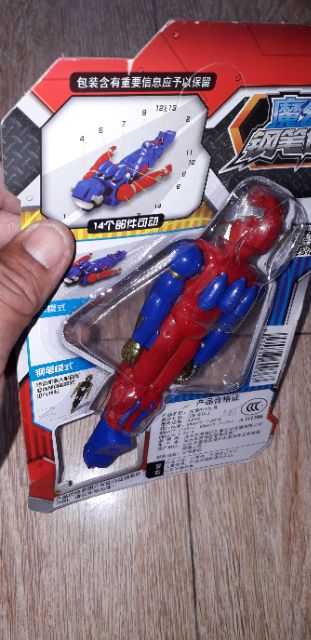 Một cái Mô hình robot chạy chớn trên đường đua bằng nhựa rất