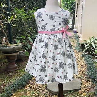 Váy trắng in nơ đen thắt lưng hồng