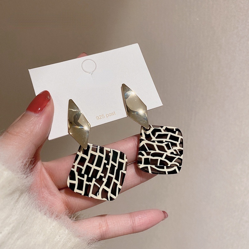 Khuyên Tai Kiểu Xếp Ly Cách Điệu Thời Trang Cá Tính