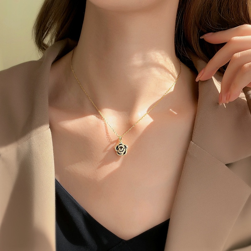 Dây Chuyền Thép Titan Mặt Hình Hoa Hồng Không Gây Dị Ứng Thời Trang Phổ Biến
