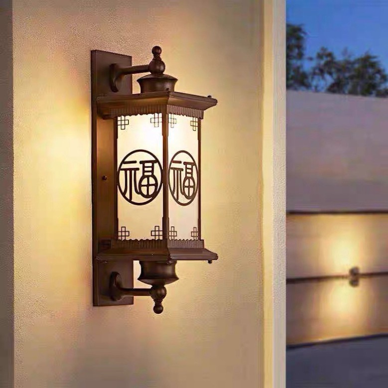 Đèn gắn tường ngoài trời hoa văn họa tiết tinh sảo đẹp mắt và sang trọng cho mỗi không gian đèn được trang trí