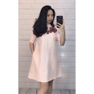 Đầm gấm suông hoa nổi