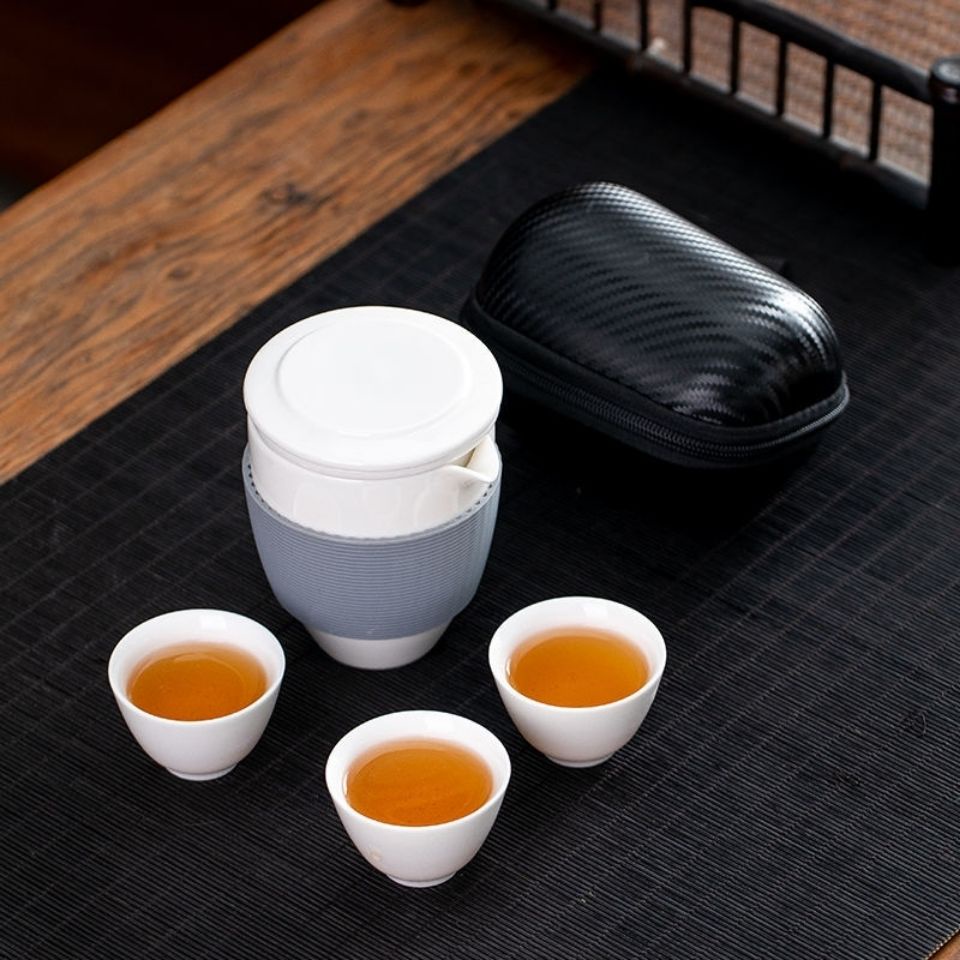 Bộ ấm trà bằng sứ màu trắng chống bỏng kèm vòng đeo tay tiện dụng cho gia đình/ văn phòng