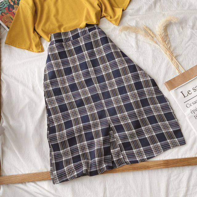 Set áo thun vàng + chân váy caro midi xẻ tà