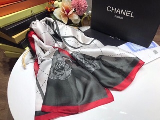 Khăn lụa chanl hàng mới về sale còn 180k.