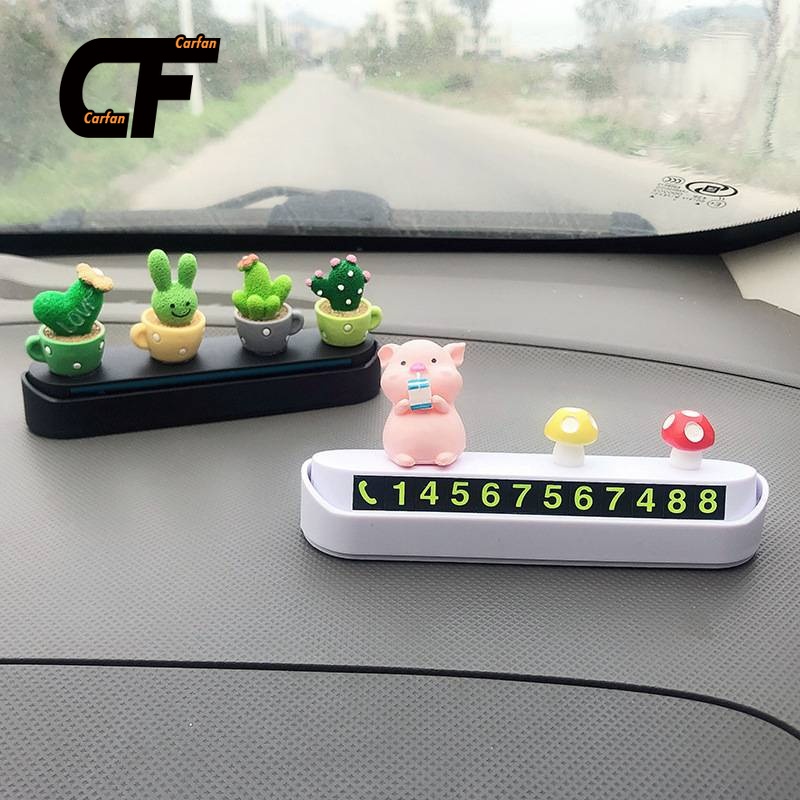 Biển số điện thoại được đặt trên táp lô xe hình cây xương rồng dễ thương