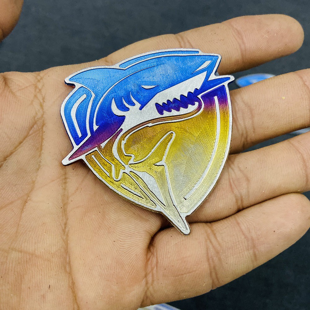 ( BABY SHARK ) LOGO cá mập chất liệu 100% titanium lên màu bằng nhiệt trang trí xe máy