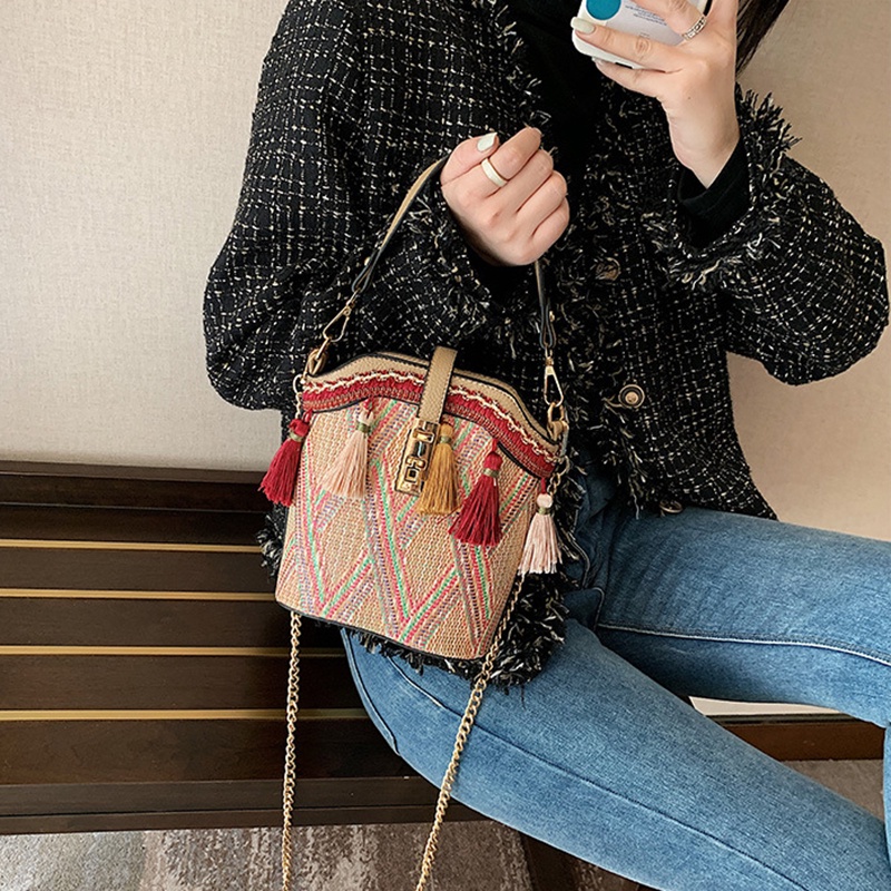 Túi đeo vai IELGY đan sợi rơm hình dạng vỏ sò phối dây xích nhỏ nhắn xinh xắn thời trang cho nữ