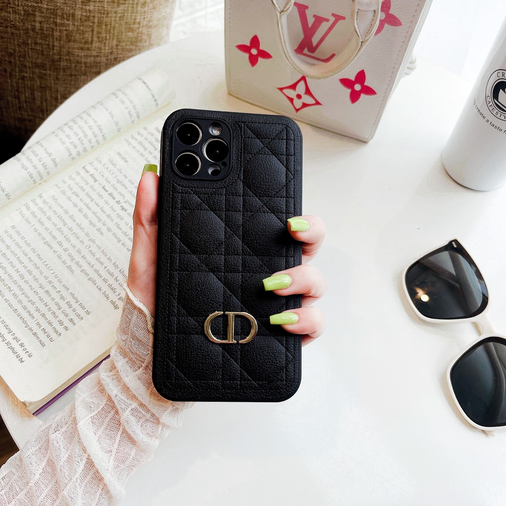Ốp lưng iphone da họa tiết di or gắn logo CD 6splus/6/7/7plus/8/8plus/x/xs/xs max/11/11 pro/11 promax/12prom