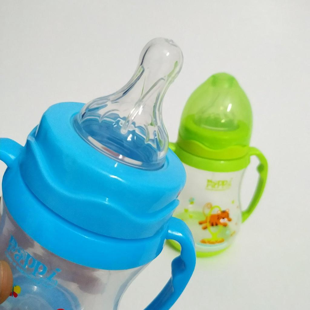 Bình sữa cho bé trên 3 tháng tuổi nhựa PP an toàn, Thiết kế cổ rộng Có tay cầm 250ml Pappi, hàng Thái Lan