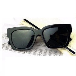 Mắt kính chữ V kiểu dáng thời trang sành điệu 2018 (còn màu đen) | BigBuy360 - bigbuy360.vn