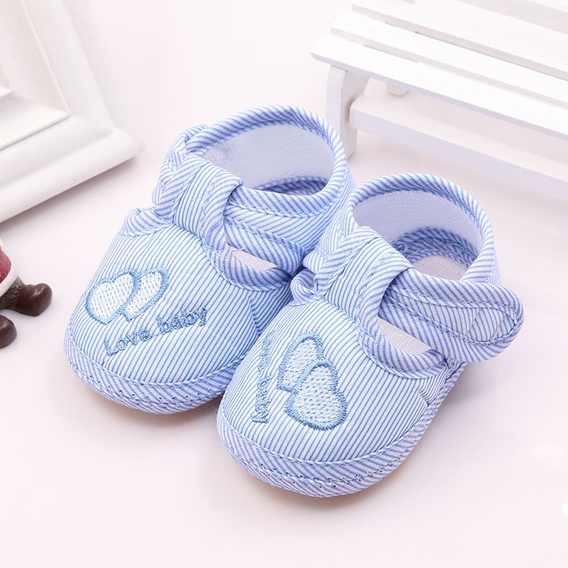 Đôi giày họa tiết trái tim mềm mại dễ thương cho em bé