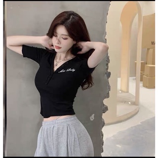 Áo kiểu cổ v có nút trắng đen nu
