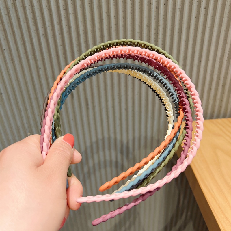 Bờm tóc xoắn, băng đô cài tóc, bờm xếp mắt xích phong cách thời trang cho nữ