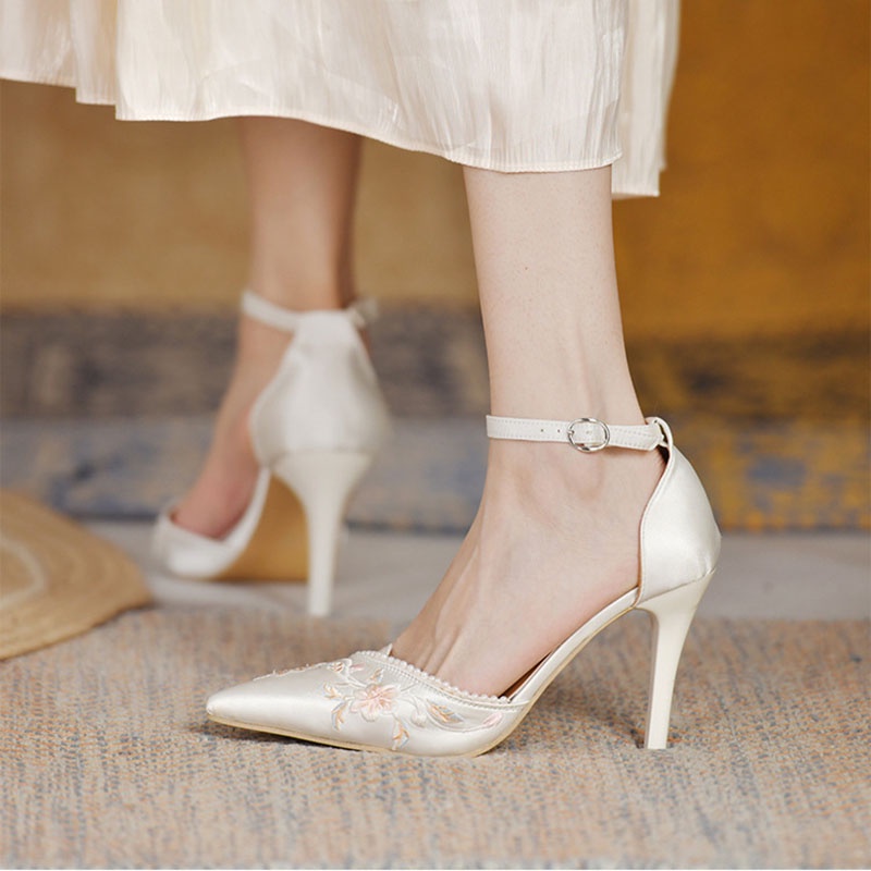 LANCESHOES Plus Size  Giày cao gót trắng mũi nhọn của nữ Satin Vòng mắt cá chân Quai đeo giày cao gót giày cưới