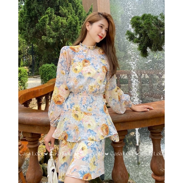 Casa Lola - Đầm tay dài hoa nhí 2 tầng nền hoa hồng vàng